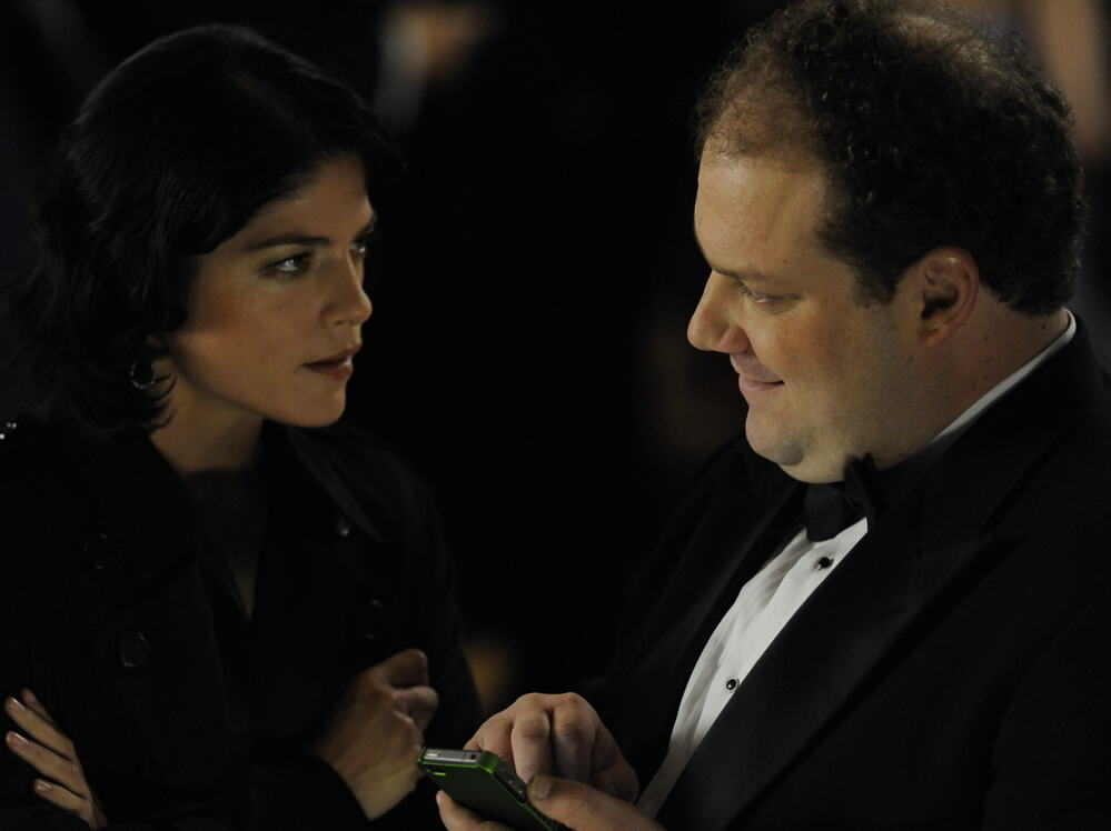 In Dark Horse, Abe (Jordan Gelber) and Miranda (Selma Blair) meet at a wedding and start a relationship soon after, though not for the most romantic reasons.