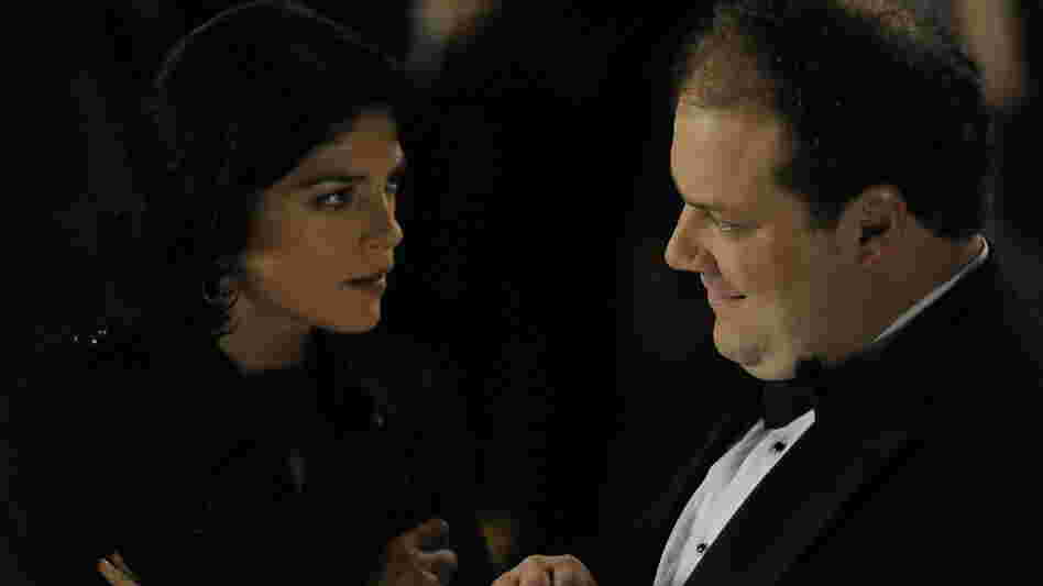In Dark Horse, Abe (Jordan Gelber) and Miranda (Selma Blair) meet at a wedding and start a relationship soon after, though not for the most romantic reasons.