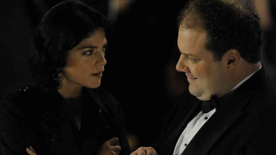 In Dark Horse, Abe (Jordan Gelber) and Miranda (Selma Blair) meet at a wedding and start a relationship soon after, though not for the most romantic reasons.