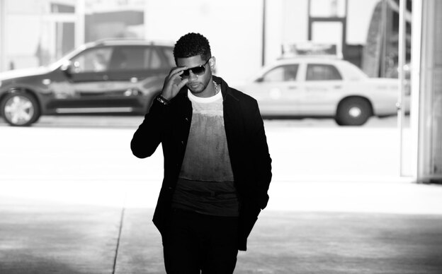On Looking 4 Myself, Usher's seventh studio album, the singer works with producers to cloak classic R&B in cutting-edge sounds.