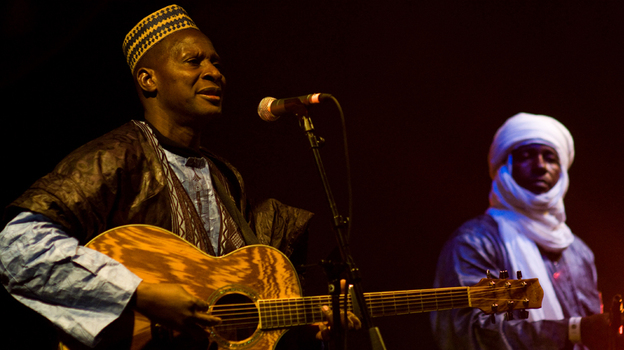 Sidi Touré plays guitar and sings in the Songhaï tradition.