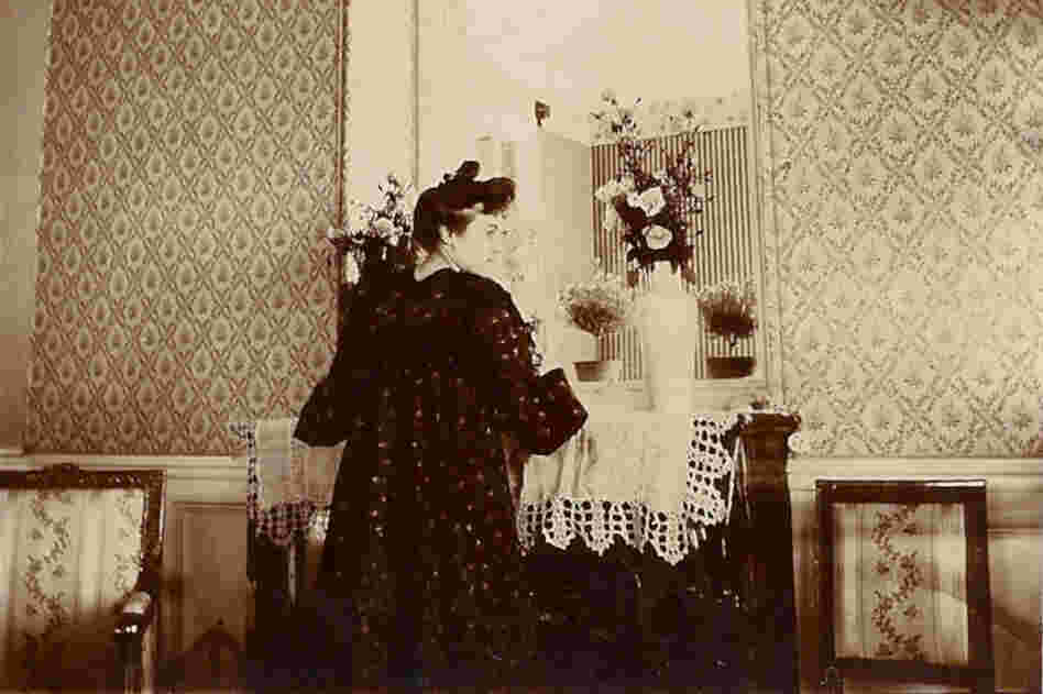 Natanson and his wife, Misia, shown here in Cannes in 1901, were prominent tastemakers in French cultural life - they brought together Paris' intellectual and artistic superstars.