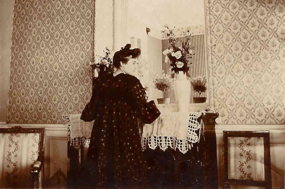 Natanson and his wife, Misia, shown here in Cannes in 1901, were prominent tastemakers in French cultural life — they brought together Paris' intellectual and artistic superstars.