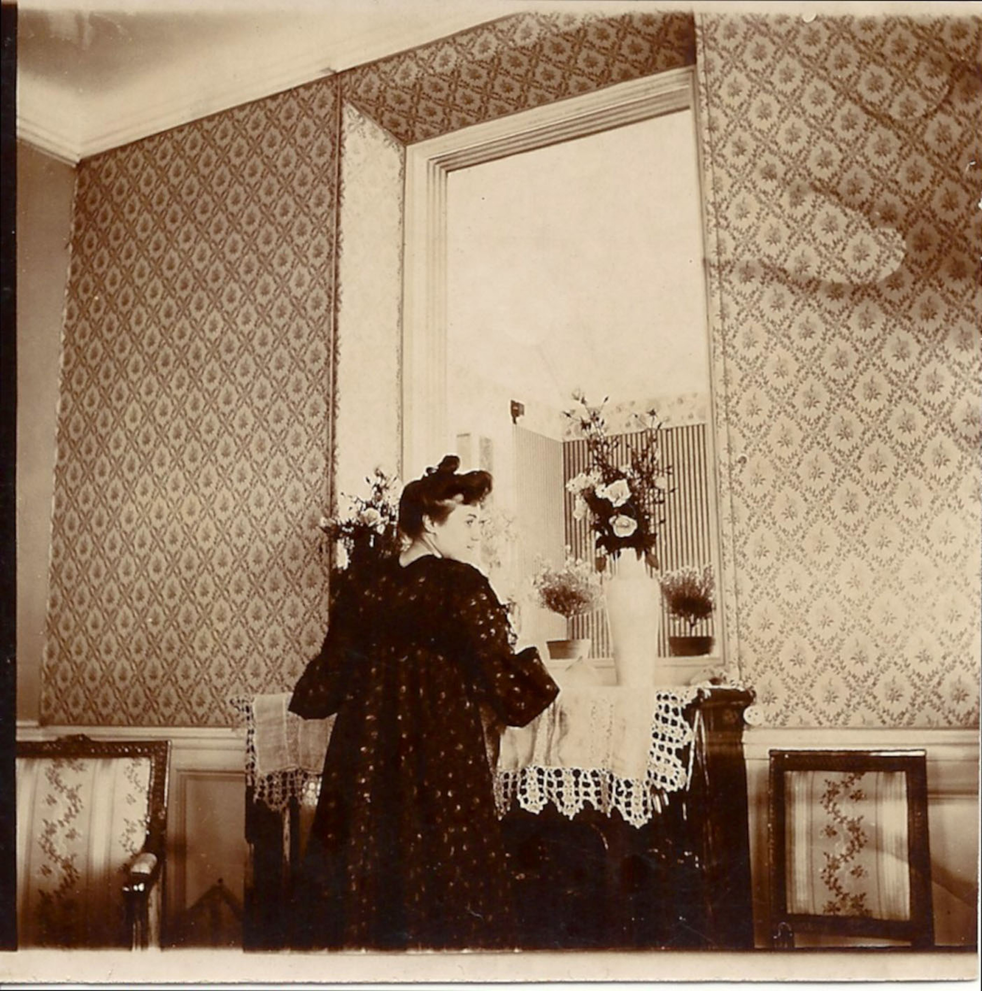 Natanson and his wife, Misia, shown here in Cannes in 1901, were prominent tastemakers in French cultural life -- they brought together Paris' intellectual and artistic superstars.