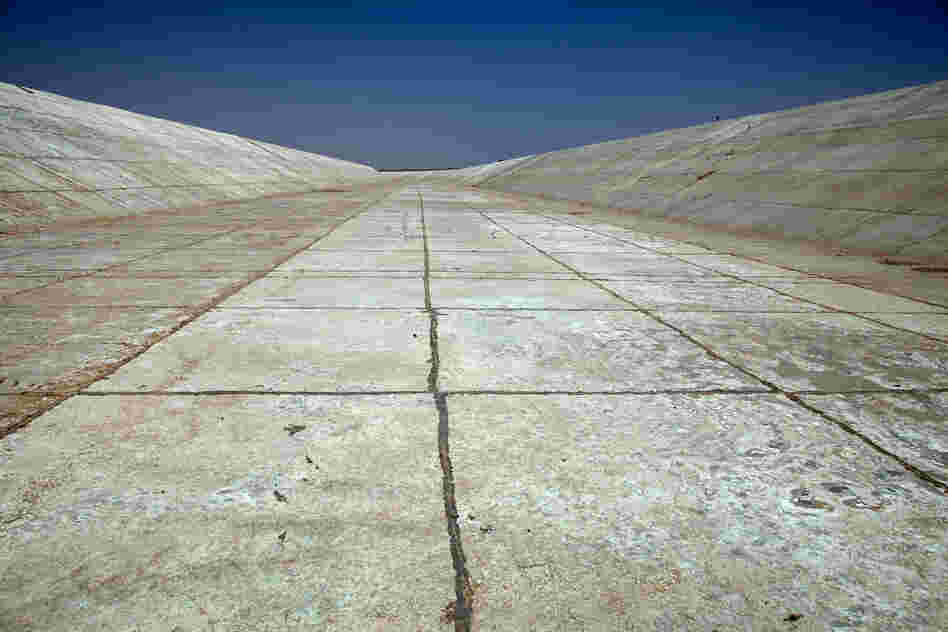 An empty water canal at Sheikh Zayed, near Toshka. Fifteen years after the project's inception, there are just 21,000 hectares of farmland, no schools or hospitals have been built, and the food produced is mainly for export to benefit private landholders.