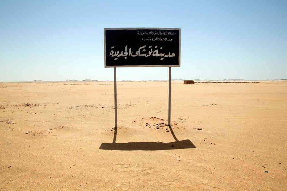 A sign on undeveloped land welcomes visitors to "New Toshka City." Toshka was to be a new settlement along the Upper Nile Valley, complete with enough jobs and infrastructure to support the relocation of 20 million Egyptians from polluted and overcrowded cities.
