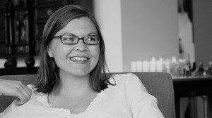 Karen Thompson Walker was previously a newspaper reporter. She wrote her first book in the mornings before work.