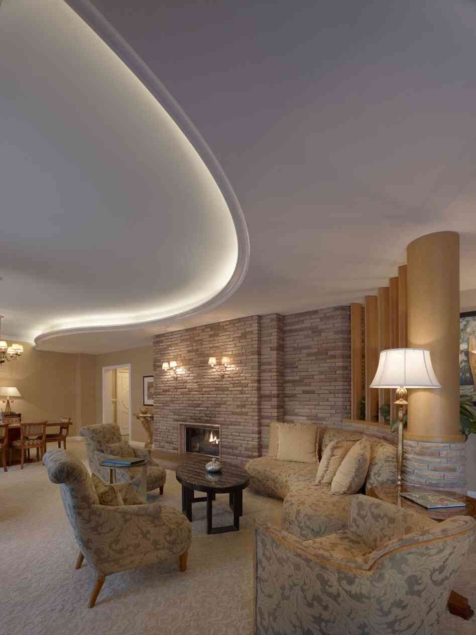In recognition of Williams' creation of some of the Beverly Hills Hotel's most iconic spaces — the Polo Lounge, the Fountain Coffee Shop, the Crescent wing of the building — the hotel's owners named a suite in the hotel after him. Williams designed it to be a home away from home for long-term guests. Talk show host Jimmy Fallon declared it "the best hotel room I've ever stayed in."