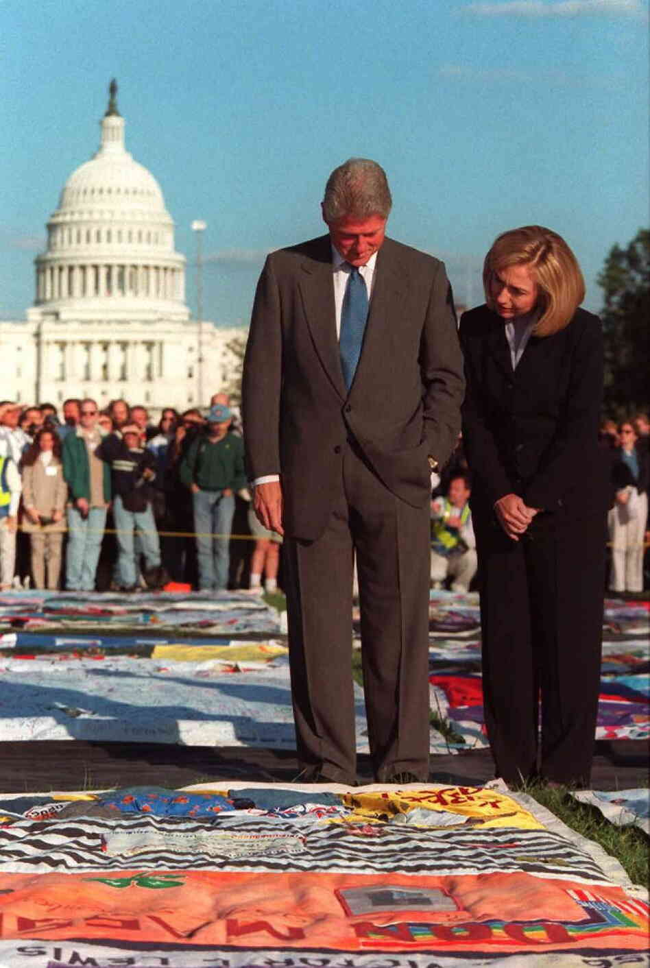 Then-President Clinton and first lady Hillary Clinton visit the quilt on the Mall in 1992, when it was made up of 40,000 panels that covered the equivalent of 24 football fields.
