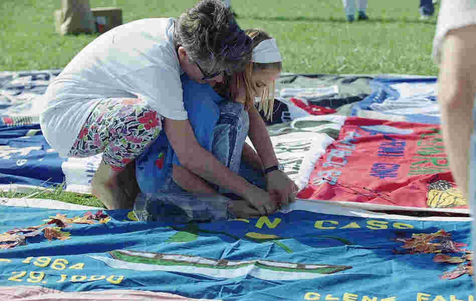 Volunteers lay out the quilt on the grounds of the Washington Monument in 1992.