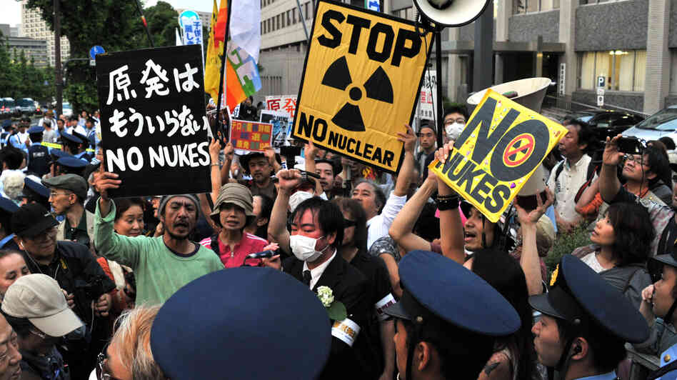 Anti-nuclear activists in front of the prime minister's official residence in Tokyo, June 22. Some 20,000 demonstrators protested against the Japanese government's decision to restart two idle nuclear reactors in western Japan, ending a brief period without any nuclear power generation.
