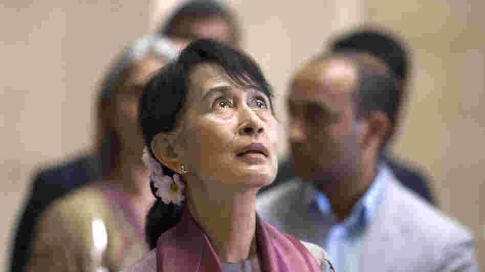 Myanmar pro-democracy leader Aung San Suu Kyi visits Paris' Louvre Museum on June 29, 2012.