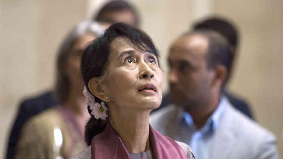 Myanmar pro-democracy leader Aung San Suu Kyi visits Paris' Louvre Museum on June 29, 2012.