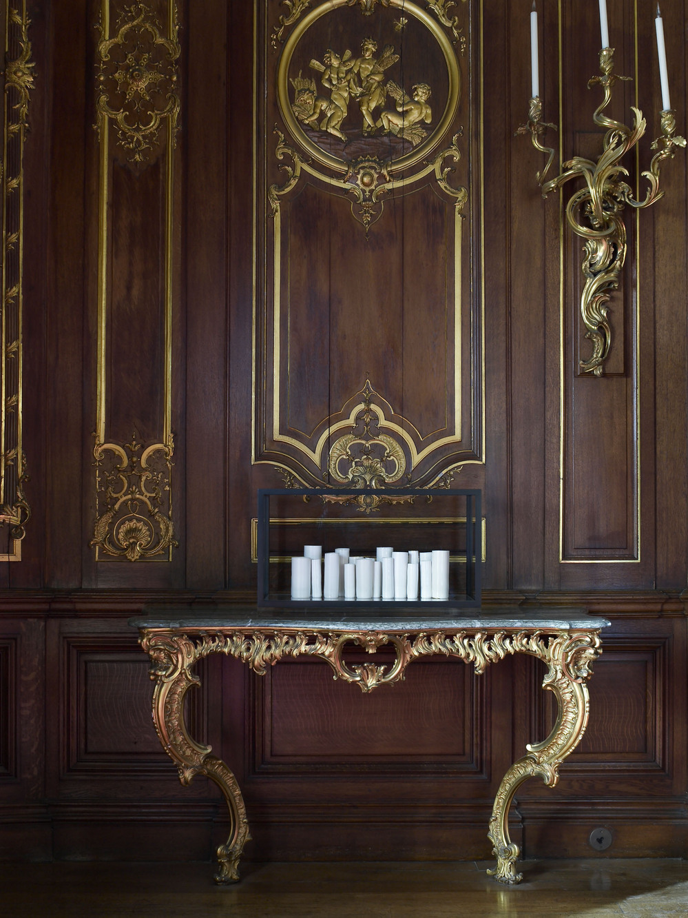 De Waal's 2012 work between two breaths is on display in the Breakfast Room. It is made up of 43 thrown porcelain vessels contained in two glass vitrines with black aluminum frames.