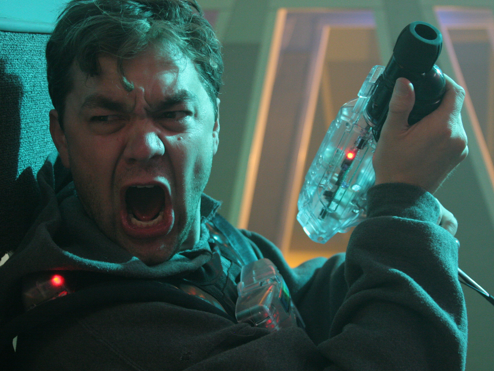 Jeremy, a pro poker player living in Las Vegas, competes in laser tag against his brother, whom he envies for having a comfortable married life.