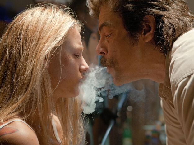 O (Blake Lively), Ben's and Chon's girlfriend, has a not-so-friendly chat with Lado (Benicio Del Toro), an enforcer for the Tijuana cartel that kidnaps O to ensure a drug deal goes through.