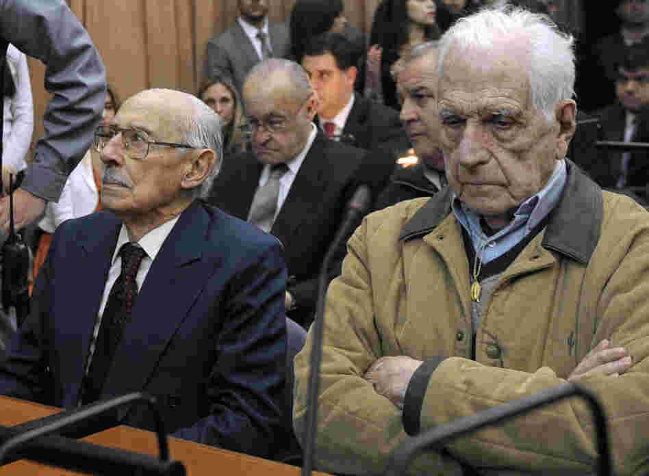 Former dictator and Gen. Jorge Rafael Videla (left), and former general and member of the military junta Reynaldo Bignone in a Buenos Aires court on Thursday.