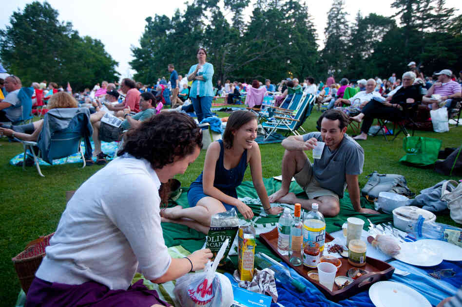 The weather could not have been more perfect for dining and listening to music al fresco.