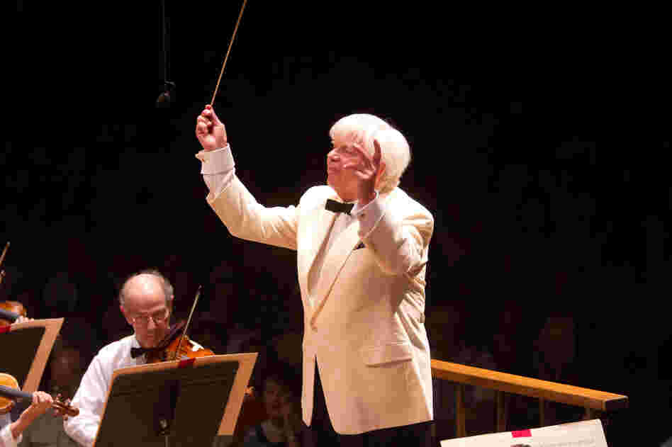 Dohnanyi's gestures at the podium were mostly very restrained. 