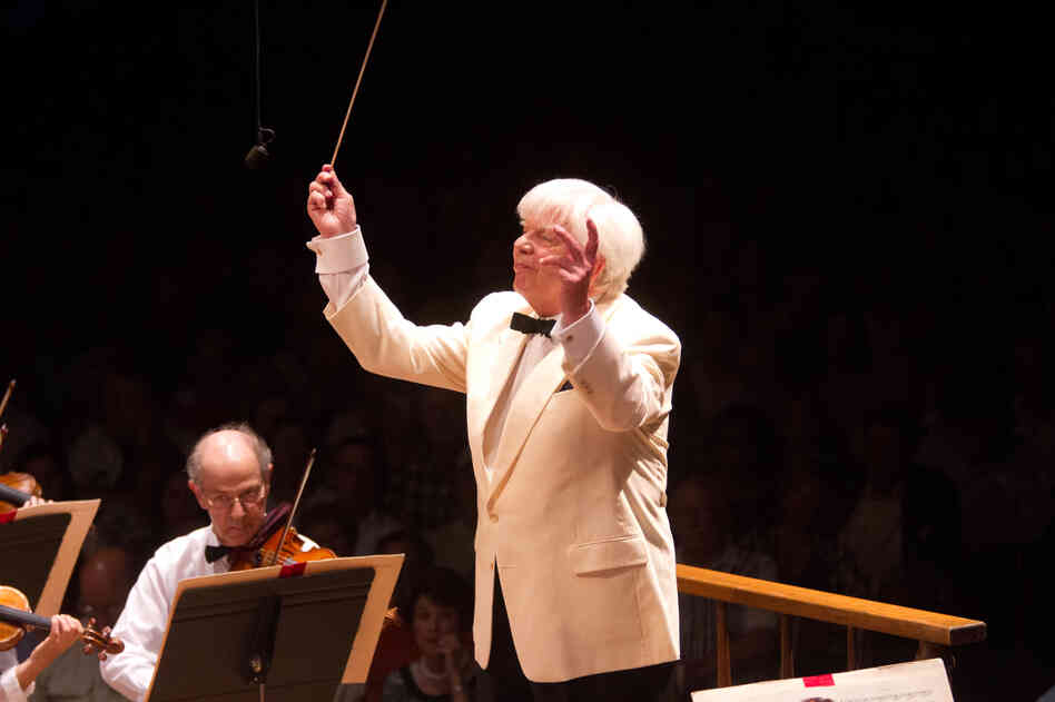 Dohnanyi's gestures at the podium were mostly very restrained. 