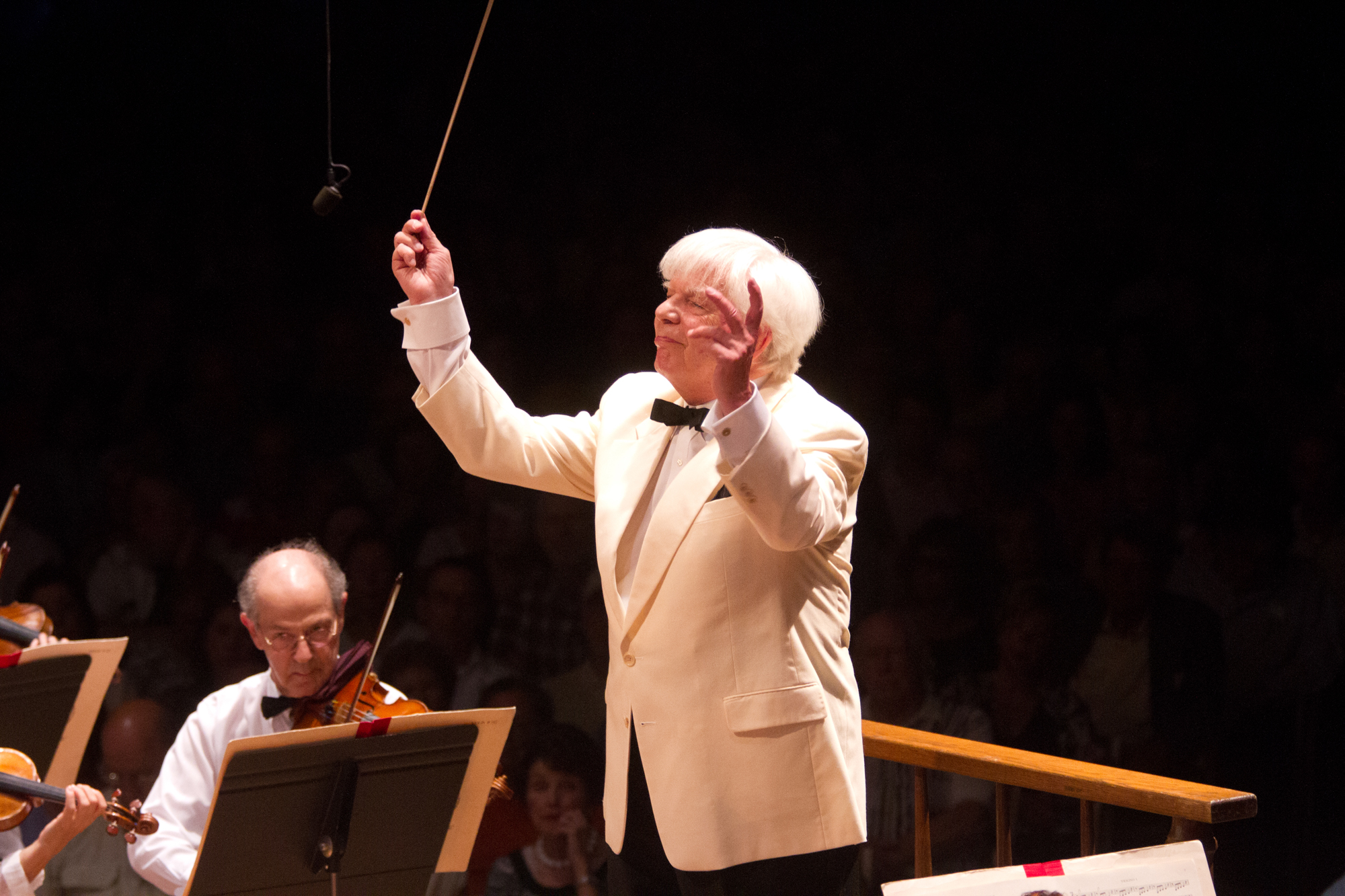 Dohnanyi's gestures at the podium were mostly very restrained. 
