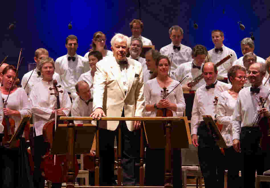 The Boston Globe called this performance of Beethoven's Fifth Symphony "full, open and robust," and praised Dohnanyi for "lean textures kept his Fifth from tipping over into the land of flabby orchestral cliche." 