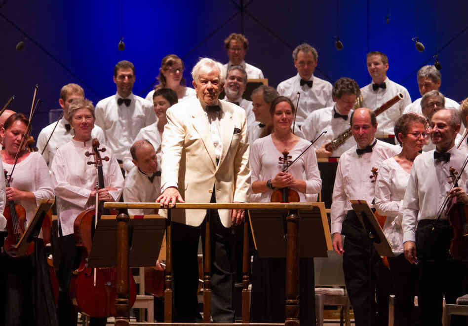 The Boston Globe called this performance of Beethoven's Fifth Symphony "full, open and robust," and praised Dohnanyi for "lean textures kept his Fifth from tipping over into the land of flabby orchestral cliche." 