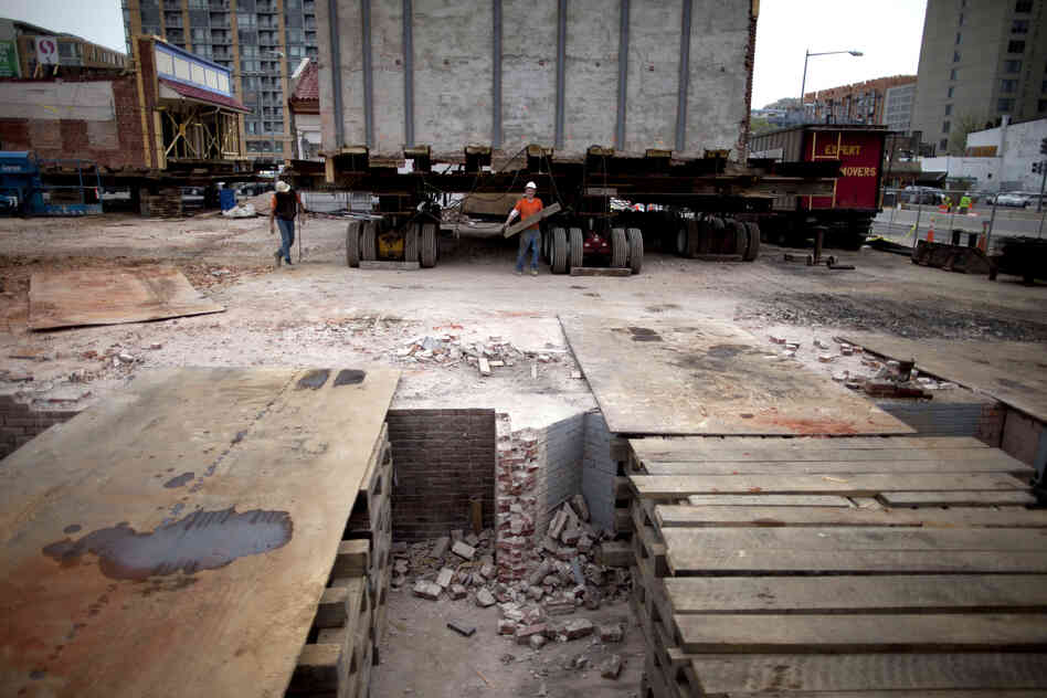 Instead of just moving the facades, the depth of the buildings is also being preserved.