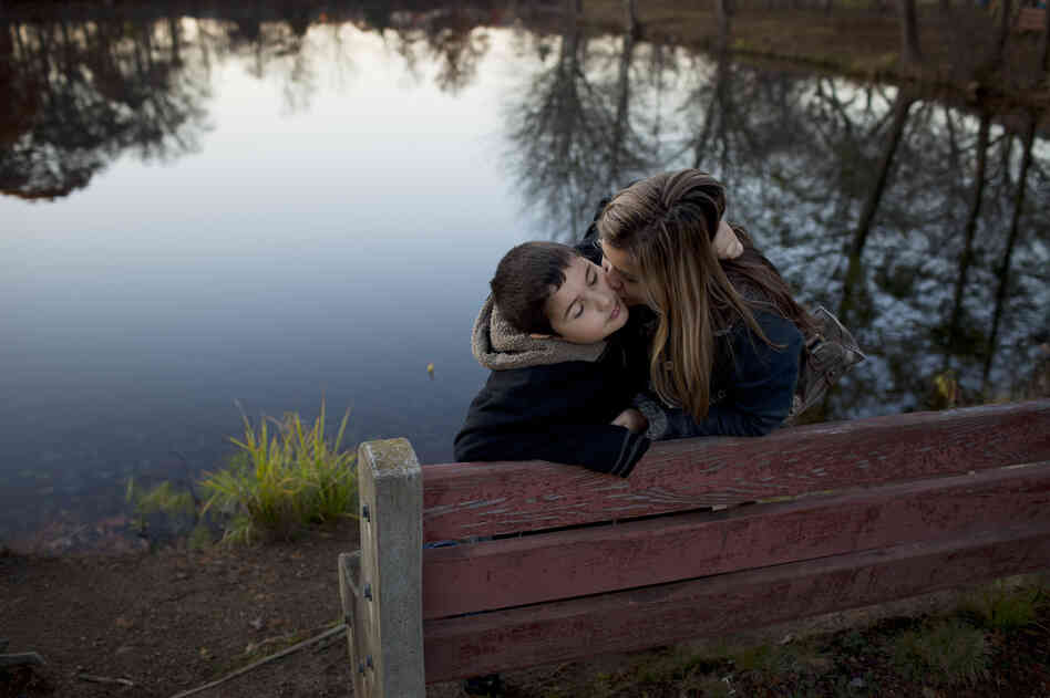 An earthquake in Colombia shattered the glass shop owned by Angela Andrade and her husband, Javier Londono. With everything destroyed, Javier went to the U.S. alone to rebuild their fortune. Soon after, Angela and their daughter showed up at his drafty, unfinished basement apartment in New Jersey. The young family, now with two children, try to make ends meet.