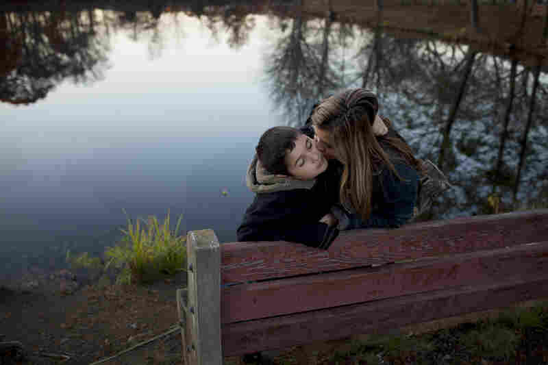 An earthquake in Colombia shattered the glass shop owned by Angela Andrade and her husband, Javier Londono. With everything destroyed, Javier went to the U.S. alone to rebuild their fortune. Soon after, Angela and their daughter showed up at his drafty, unfinished basement apartment in New Jersey. The young family, now with two children, try to make ends meet.