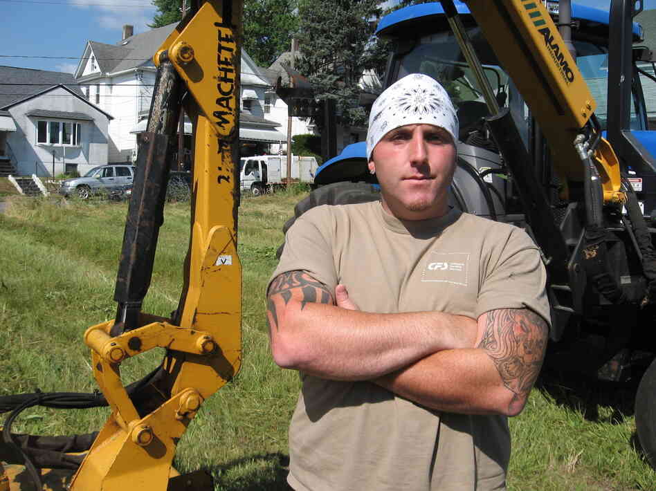 Roger Leonard saw his pay plunge to $340 from about $900 for two weeks' work, after Scranton's mayor unilaterally cut city-employee pay to minimum wage. Roger Leonard saw his pay plunge to $340 from about $900 for two weeks' work, after Scranton's mayor unilaterally cut city-employee pay to minimum wage.