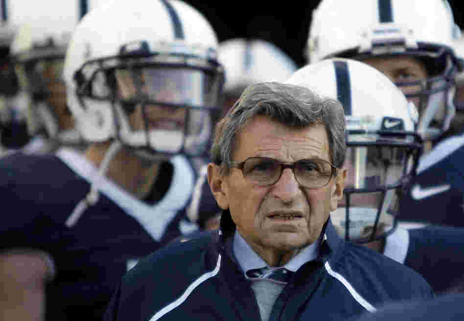 Former Penn State Coach Joe Paterno stands with his players in 2009.