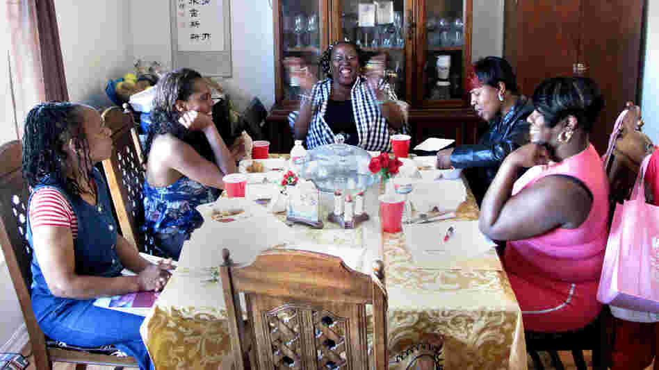 Support group members Pamela Travis (from left), Dominique Martin, Yovanda Dixon, Shanna Chaney and Ramona Shewl hold a meeting as part of the Family Independence Initiative. The Oakland nonprofit encourages low-income families to form small groups to help each other get ahead. Support group members Pamela Travis (from left), Dominique Martin, Yovanda Dixon, Shanna Chaney and Ramona Shewl hold a meeting as part of the Family Independence Initiative. The Oakland nonprofit encourages low-income families to form small groups to help each other get ahead.
