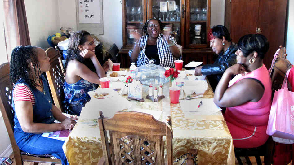 Support group members Pamela Travis (from left), Dominique Martin, Yovanda Dixon, Shanna Chaney and Ramona Shewl hold a meeting as part of the Family Independence Initiative. The Oakland nonprofit encourages low-income families to form small groups to help each other get ahead. Support group members Pamela Travis (from left), Dominique Martin, Yovanda Dixon, Shanna Chaney and Ramona Shewl hold a meeting as part of the Family Independence Initiative. The Oakland nonprofit encourages low-income families to form small groups to help each other get ahead.