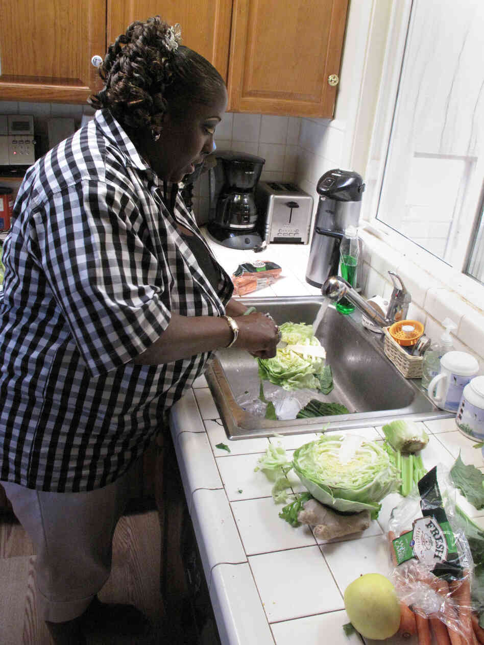 Yovanda Dixon washes vegetables in her San Francisco home to prepare a demonstration for her support group.