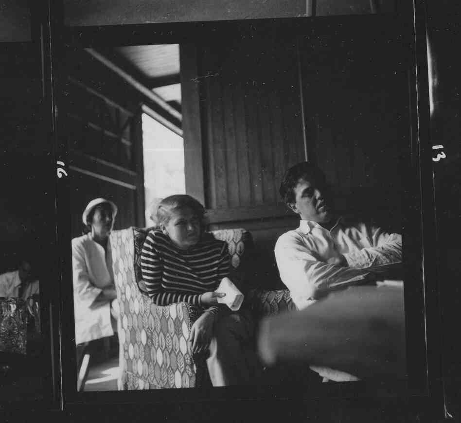 Alan Lomax and audience members watch Guthrie's performance.