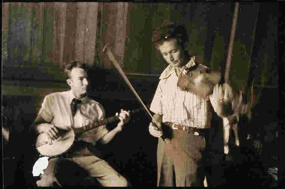 Pete Seeger (left) and Woodie Guthrie