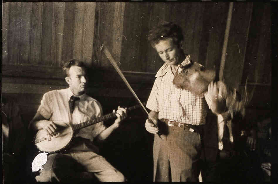 Pete Seeger (left) and Woodie Guthrie