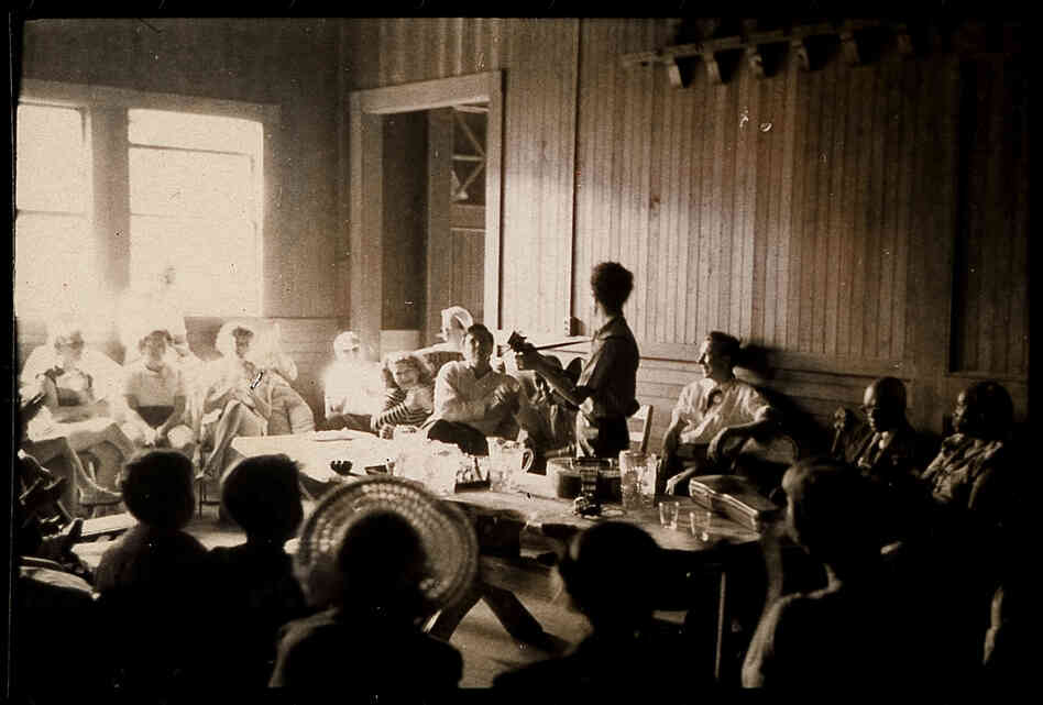 Guthrie performs to the informal audience at the Music Inn.
