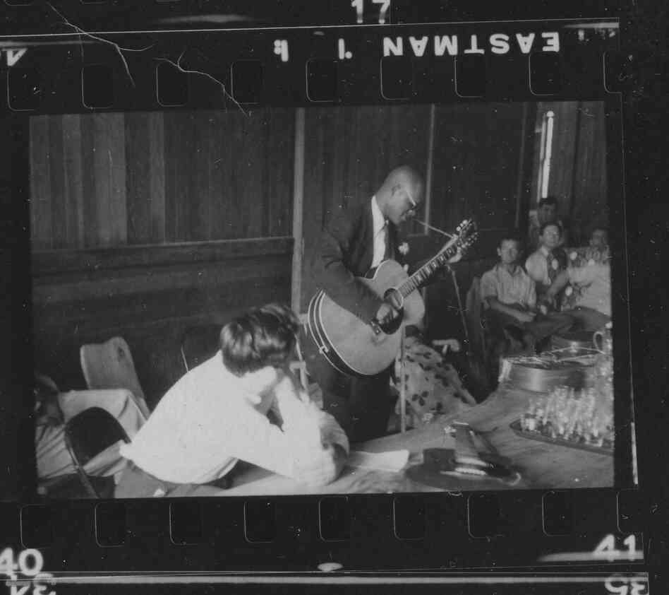  Alan Lomax watches Rev. Gary Davis