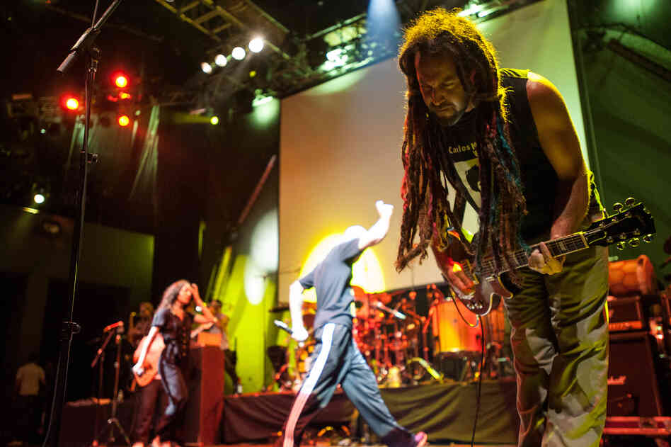 The showcase was a highlight of the annual Latin Alternative Music Conference, at which Calle 13 gave a keynote speech earlier in the week.