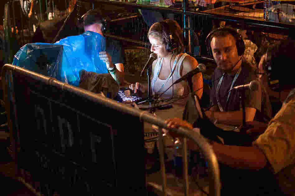 The performance was broadcast live by NPR's Alt.Latino. Hosts Jasmine Garsd and Felix Contreras were joined by KEXP's DJ Chilly.