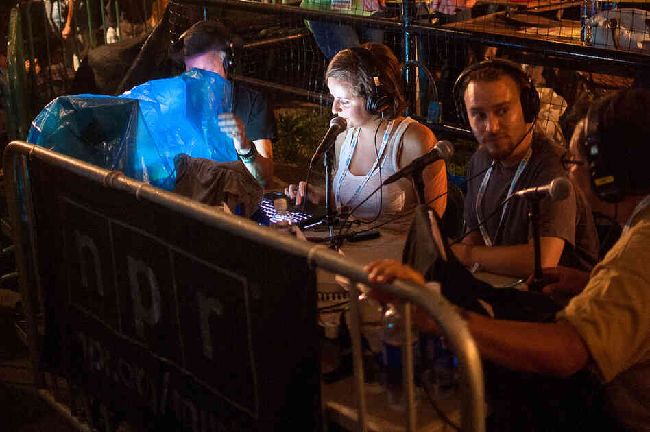 The performance was broadcast live by NPR's Alt.Latino. Hosts Jasmine Garsd and Felix Contreras were joined by KEXP's DJ Chilly.