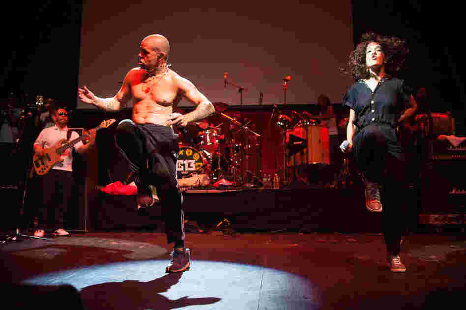 The set included newer material, as well as classics such as "Atrevete-te-te" and "Cumbia De Los Aburridos."