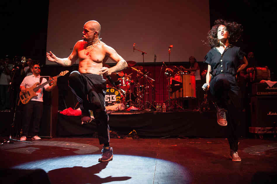 The set included newer material, as well as classics such as "Atrevete-te-te" and "Cumbia De Los Aburridos."