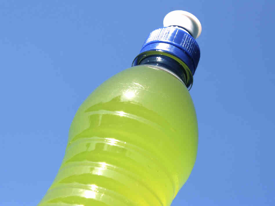 Some athletes are choosing water and real food instead of sports drinks and processed bars and gels.
