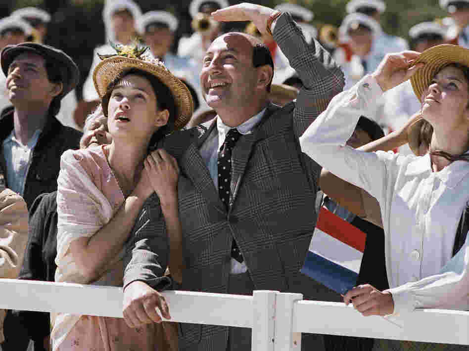 Felipe (Kad Merad) tries in vain to win Patricia away from the son of a prosperous shopkeeper.