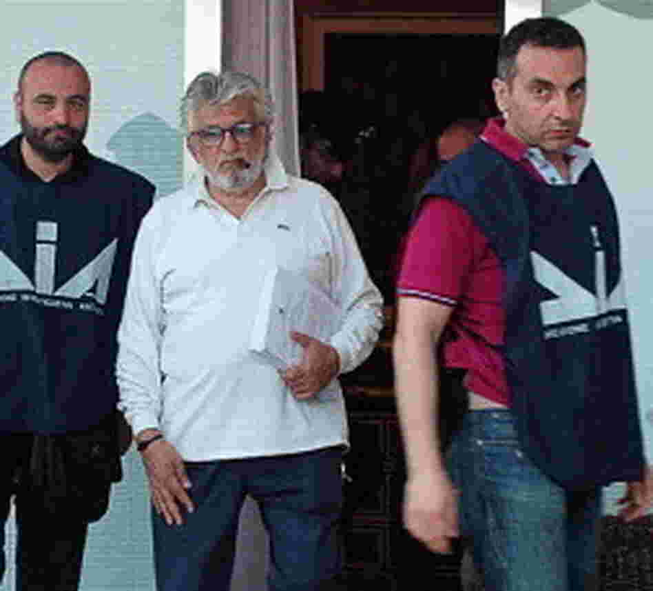 Giuseppe Mandara (in white shirt, with cigar), and officers from the Anti-Mafia unit of the Italian police on Tuesday. Giuseppe Mandara (in white shirt, with cigar), and officers from the Anti-Mafia unit of the Italian police on Tuesday.