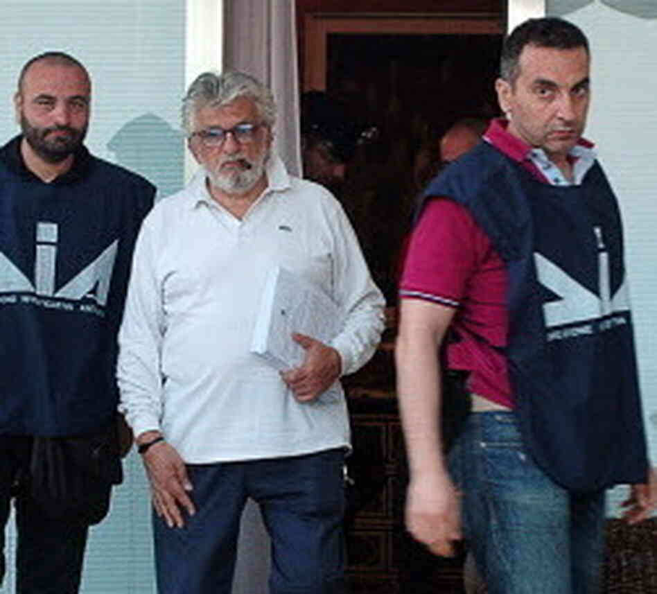 Giuseppe Mandara (in white shirt, with cigar), and officers from the Anti-Mafia unit of the Italian police on Tuesday. Giuseppe Mandara (in white shirt, with cigar), and officers from the Anti-Mafia unit of the Italian police on Tuesday.