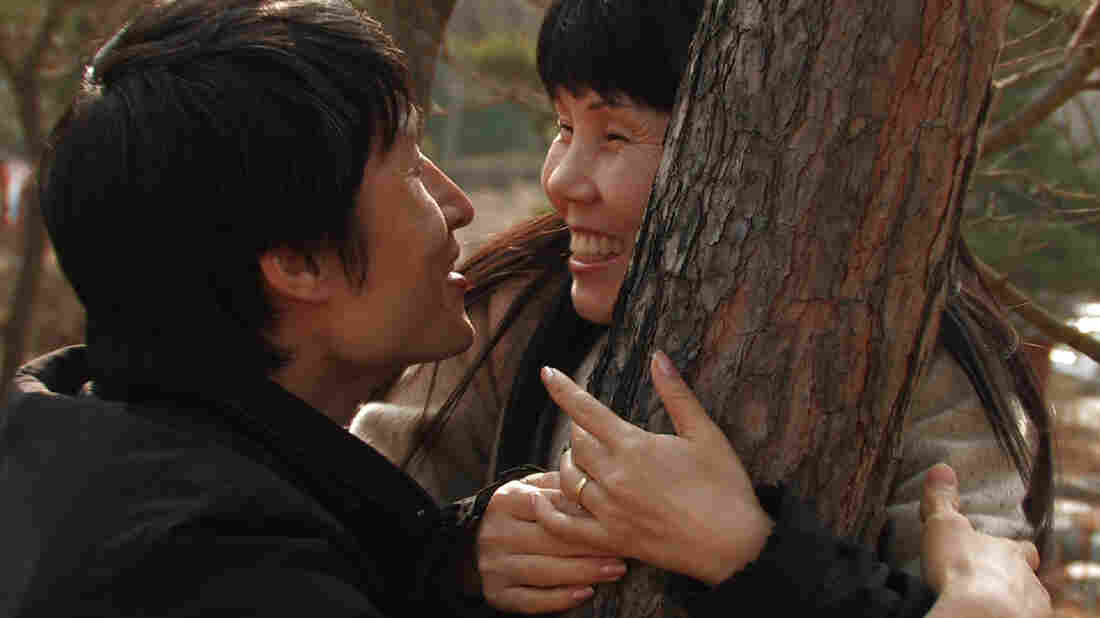 Young-chan lost his sight and hearing as a child, though after he learned to speak. His wife, Soon-ho, cares for him, and the intimacy between them is the most striking part of Planet of Snail. Young-chan lost his sight and hearing as a child, though after he learned to speak. His wife, Soon-ho, cares for him, and the intimacy between them is the most striking part of Planet of Snail.